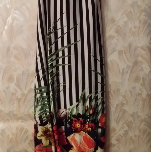 Long Spring/Summer Dress Perfect for all occasions - Picture 2 of 2